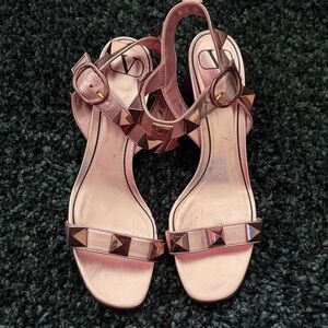 VALENTINO GARAVANI- AUTHENTIC ROMAN ROCKSTUD LEATHERPink Studded Women's Sandals